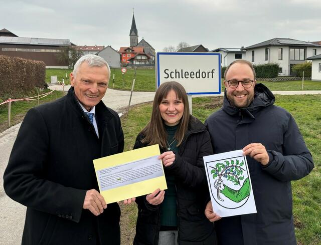 Von rechts: Gemeinderat Peter Größing, die Bürgermeisterin von Schleedorf Martina Berger und der Landtagsabgeordnete Josef Schöchl. | Foto: Schöchl
