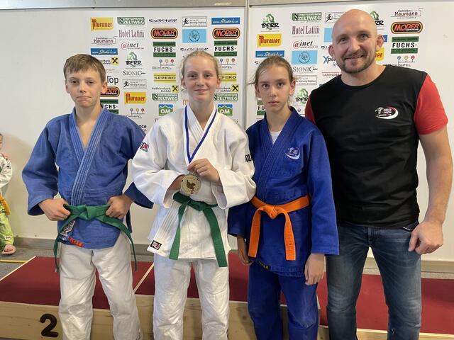 Olivia Schatzl (2.v.l.), Lisa Kern (3.v.l.), Trainer und Obmann Michael Schatzl (4.v.l.). | Foto: Judo Union Dynamic One