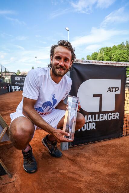 Lucas Pouille mit dem Siegerpokal | Foto: Sportmediapics.com/ Manfred Binder