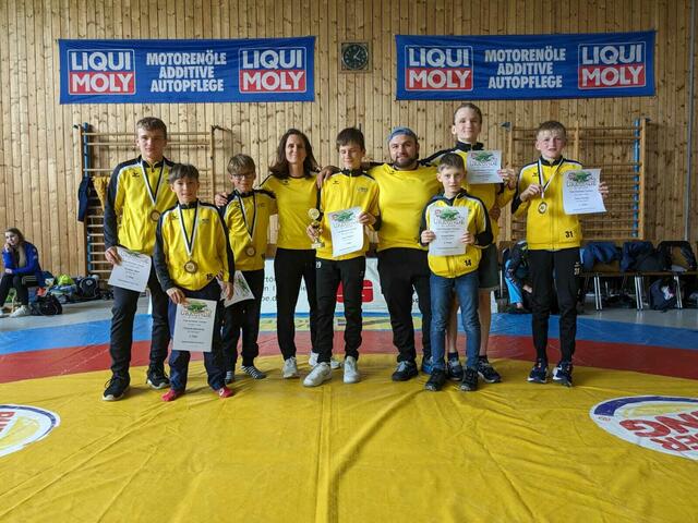 Die kleine Mannschaft aus Vigaun mit Trainer und Betreuerin | Foto: Katrin Kaposi