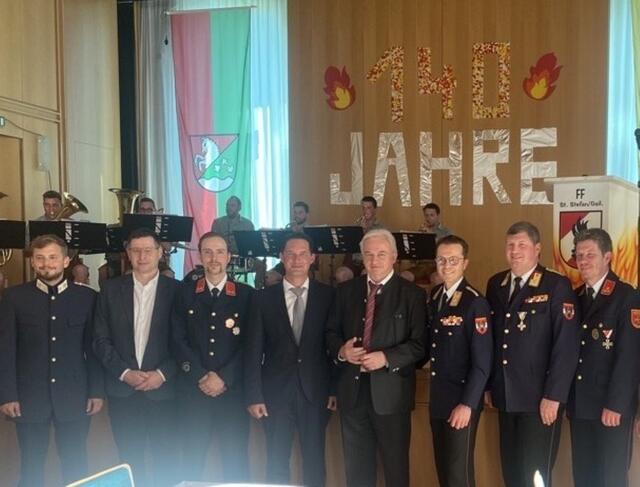 Ronny Rull mit Feuerwehr und Gästen beim Jubiläum in St. Stefan | Foto: ÖVP Club