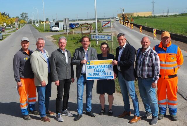 Mario Kriwak (Straßenmeisterei Groß Enzersdorf), Christian Pomassl (Leiter der Straßenmeisterei Groß Enzersdorf), Herbert Pemp (GGR von Lassee), LAbg. Dieter Dorner in Vertretung von LH-Stellvertreter Udo Landbauer, DI Nikola Kopitz (Leiterin der Straßenbauabteilung Wolkersdorf), Roman Bobits  (Bgm von Lassee), Peter Gahleitner (Vizebgm. von Lassee), Roman Papai (Straßenmeisterei Groß Enzersdorf). | Foto: Markus Hahn