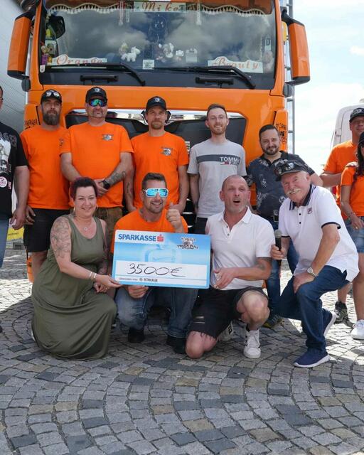 3.500 € konnte Organisator Wolfgang "Wolly" Hell aus Haiming auftreiben und den Scheck an den Benefizverein Reini Happ und Freunde überreichen. 