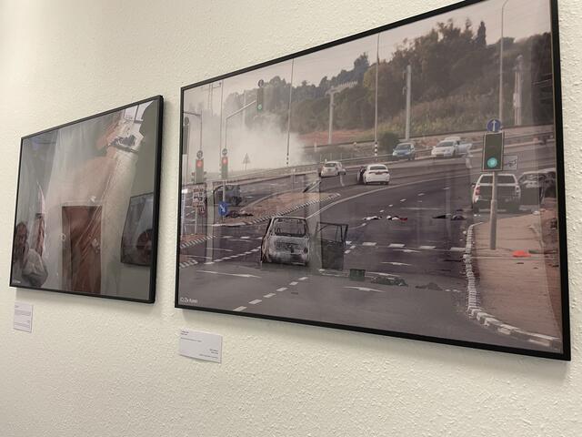 Bilder von verschiedenen Szenen nach dem Terrorangriff der Hamas auf Israel am 7. Oktober 2023. Sie werden in der Leopoldstadt präsentiert. | Foto: Johannes Reiterits