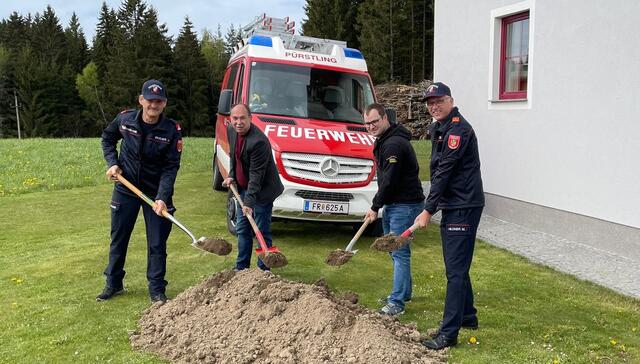 Spatenstecher (von links): Hans Bräuer, Heimo Mihelcic, Jürgen Hießl und Martin Hildner. | Foto: FF Pürstling 