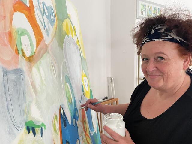 Beate Wagner zeigt MeinBezirk.at ihre bunte Welt. | Foto: Tamara Winterthaler