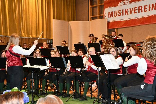 Blasmusiklänge zu Ehren der Mütter im Kultursaal in Mühlen vom Musikverein St. Veit in der Gegend. Ricarda Pichler dirigierte auch einige Musikstücke. | Foto: Anita Galler