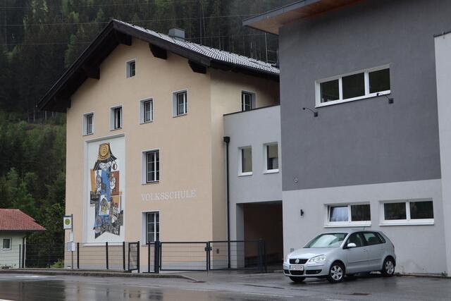 Die Volksschule Strengen wird derzeit dreiklassig mit vier Schulstufen geführt. | Foto: Seelos