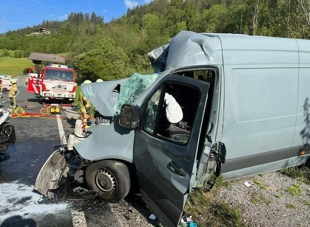 Sofort nach dem Eintreffen am Unfallort, sicherten die Einsatzkräfte der Feuerwehr die Unfallstelle ab und begannen mit der Rettung der eingeklemmten Personen. | Foto: Freiwillige Feuerwehr Radstadt