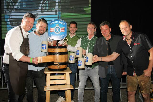 Bieranstich als Startschuss zur "Frühlingswies'n" in Bärnbach zusammen mit den Organisatoren | Foto: Cescutti