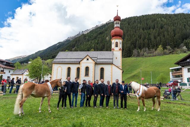 Die Gesamtsieger: "Haidina" von Fam. Jordan aus Sellrain (re.) vor "Frolina" von Fam. Holzknecht aus Mieming mit den Mitgliedern des Schiedsgerichts | Foto: Matthias Arzberger