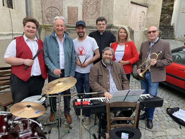 v.l.n.r.: Paul Bergmaier (Schlagzeug), StR Günter Herz, GR Michael Fertl (Weingut Korb), Pfarrprovisor Matthias Martin, Klaus Bergmaier (Klavier), GRin Elfie Kreitner (i.V. von Bgm. Mag. Peter Molnar), Josef "Sam" Sattler (Trompete) | Foto: Andrea Bergmaier 