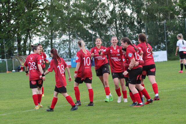 Die FC Perg Ladies bejubeln am Bild das zwischenzeitliche 2:2. | Foto: BRS/Köck