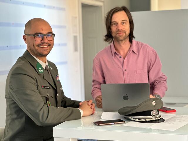 Milizsoldat John Patrick Platzer besuchte RegionalMedien-Kärnten-Chefredakteur Stephan Fugger. | Foto: Privat