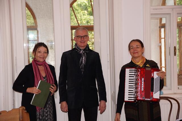 Eine Hommage an Johann Netsroy bringen  Christine Renhardt, Rudi Hausmann und Rosemarie Radke (v.l.) im Bezirksmuseum Leopoldstadt. | Foto: Birgit Schmatz