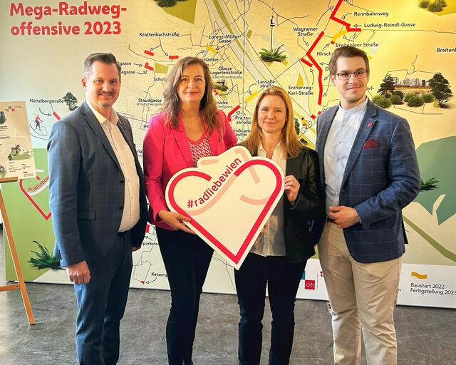 Die Radwegoffensive von Stadträtin Ulli Sima (SPÖ, 2.v.l.) betrifft zu einem Gutteil auch Favoriten, freut sich Bezirksvorsteher Marcus Franz (SPÖ, l.). Nun wird auch das Nadelöhr Herndlgasse verbreitert. | Foto: Schuster