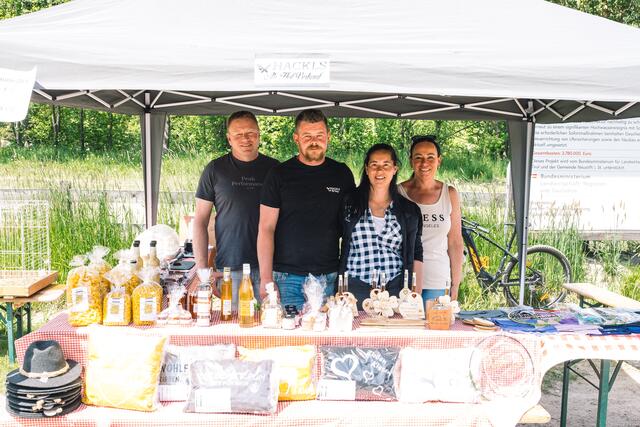 Familie Hackl verkaufte Produkte die von ihrem Hof stammen.  | Foto: Pernsteiner