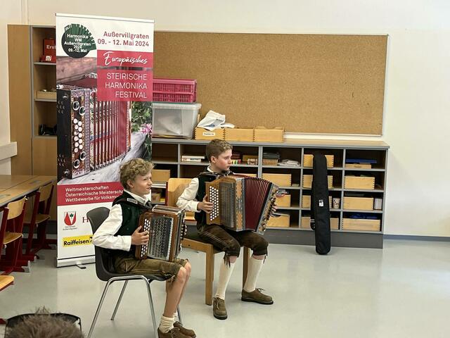 Benjamin Zangerle (links) wurde erneut Harmonika-Staatsmeister, im Bild ist er mit seinem Bruder Thomas Zangerle, der als Dritter ebenfalls hervorragend abgeschnitten hat.  | Foto: Kathrin Zangerle