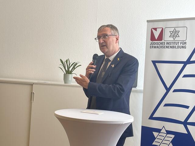Der israelische Botschafter David Roel erklärt, dass man sich immer wieder vor Augen führen muss, gegen wen Israel kämft. | Foto: Johannes Reiterits