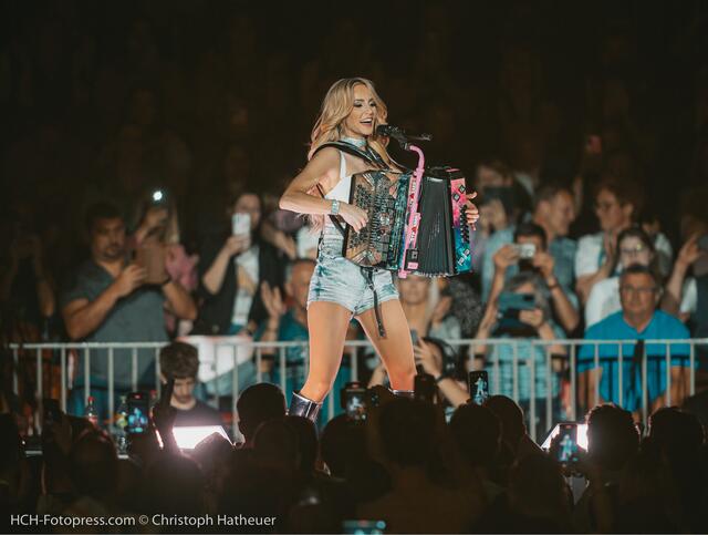 Melissa Naschenweng tritt am 18. Mai in Uttendorf auf. | Foto: Christoph Hatheuer