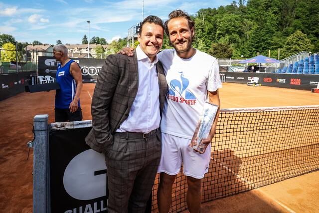 Turnierdirektor Florian Leitgeb mit Sieger Lucas Pouille. | Foto: Sportmediapics.com/ Manfred Binder