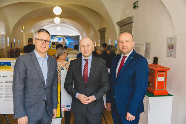 Bei der Präsentation der neuen Europa-Sonderbriefmarke: Geschäftsfeldleitung Filialen der Österreichischen Post AG Harald Kunczier, Ukrainischer Botschafter Vasyl Khymynets, Landtagsabgeordneter Bruno Aschenbrenner (v.l.)  | Foto: Österreichische Post AG