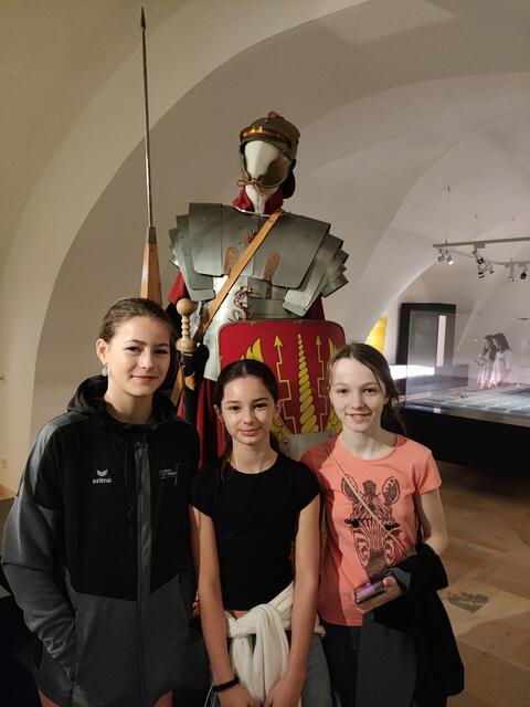 Während der Führung durch das moderne Museum sammelten die Schülerinnen viele Eindrücke über archäologische Funde, den Aufbau des Legionslagers und das alltägliche Leben der Römer.  | Foto: Sport/Mittelschule St. Valentin/Schubertviertel