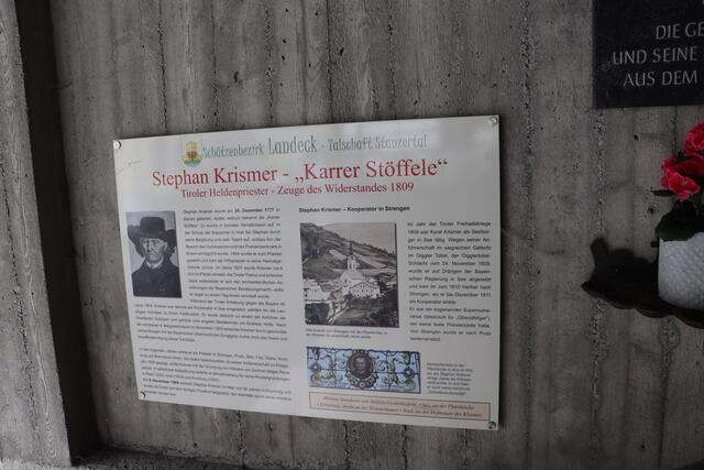 Die Gedenktafel des "Karrer Stöffele" an der Pfarrkirche in Strengen.  | Foto: Seelos