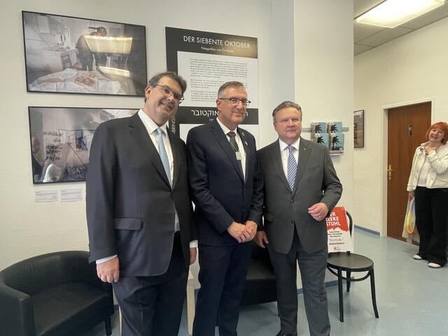 Sahen sich gemeinsam die Ausstellung "der siebente Oktober" an, von links: IKG-Präsident Oskar Deutsch, Israels Botschafter David Roet und Bürgermeister Michael Ludwig (SPÖ). | Foto: Johannes Reiterits
