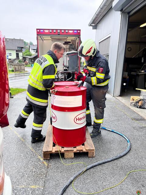 Der Landeschemiker der Feuerwehren, Hannes Kern, wurde eingeschaltet. | Foto: FF Ligist