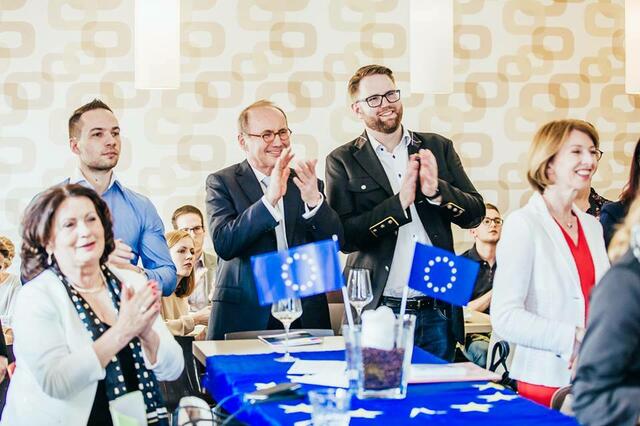 Rede und Antwort steht der Erste Vizepräsident des Europäischen Parlaments: Othmar Karas (Bildmitte)