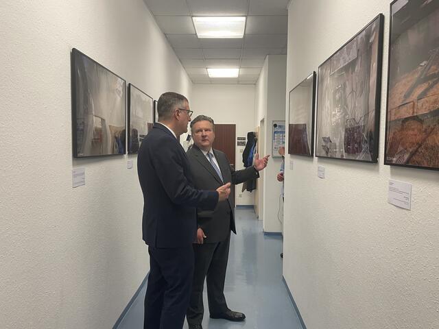 Eine neue Ausstellung zeigt Fotografien des Journalisten Ziv Koren. Zu sehen sind Aufnahmen, welche kurz nach dem Terrorangriff der Hamas auf Israel gemacht wurden. | Foto: Johannes Reiterits