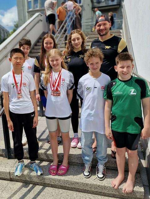 Die jungen Talente der SV Leoben mit Trainer Christian Wohlmutter konnten beim Schwimm-Meeting in Wien zahlreiche Medaillen erreichen. | Foto: SV Leoben