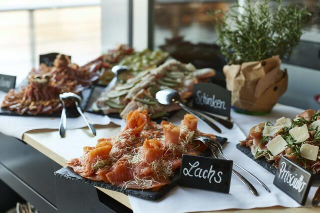 Im "Teichwerk" am JKU-Campus gibt es am samstag einen Langschläfer-Brunch. | Foto: Julia Traxler