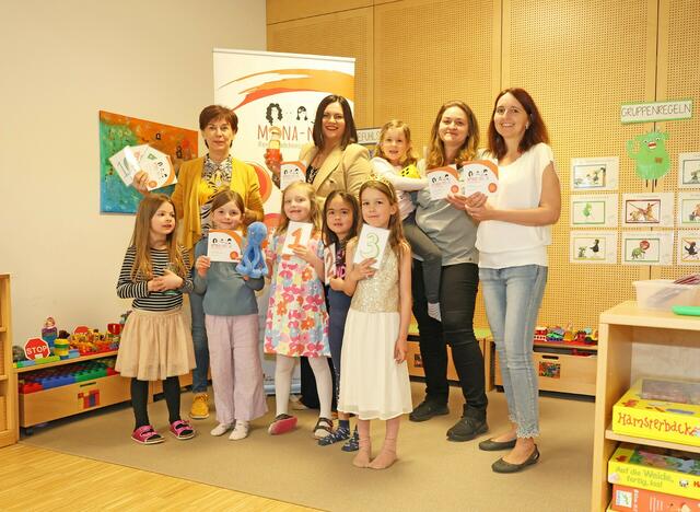 Rosemarie Harter, Gemeindevorständin in Müllendorf, Landeshauptmann-Stellvertreterin Astrid Eisenkopf, Doris Schneeweiß von der Mädchenberatungsstelle MonA-Net und Claudia Unger, Leiterin des Kindergartens Müllendorf
 | Foto: Landesmedienservice