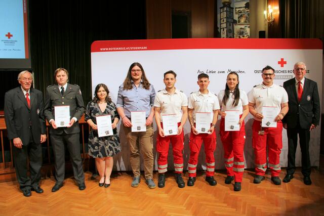 Für zahlreiche Mitglieder des Roten Kreuzes gab es Auszeichnungen. | Foto: Cescutti