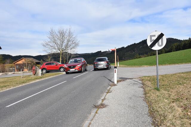 Hinterleitner Kreuzung. Punktgenau vor der Kreuzung endet die Geschwindigkeitsbeschränkung. "Dahinter" wartet die Gefahr.  Bürger-Vorschlag: Kreuzung in die 50 km/h Beschränkung einbeziehen. | Foto: Zinterhof