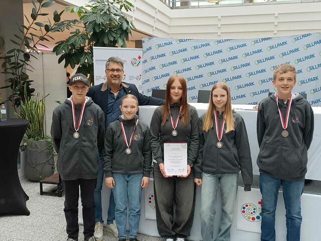 Die Schülerinnen und Schüler des Bildungszentrums Kals nahmen erfolgreich am Landeswettbewerb Erste Hilfe in Innsbruck teil. | Foto: Michaela Troger