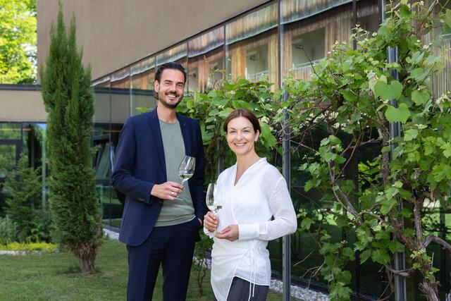 Daria Schirmann hat mit 1. Mai 2024 die Leitung des LOISIUM Wine &amp; Spa Hotel Südsteiermark in Ehrenhausen übernommen. Philipp Fleming übernimmt innerhalb der Xenios-Unternehmensgruppe die Rolle des Group Director of Operations.  | Foto: Loisium