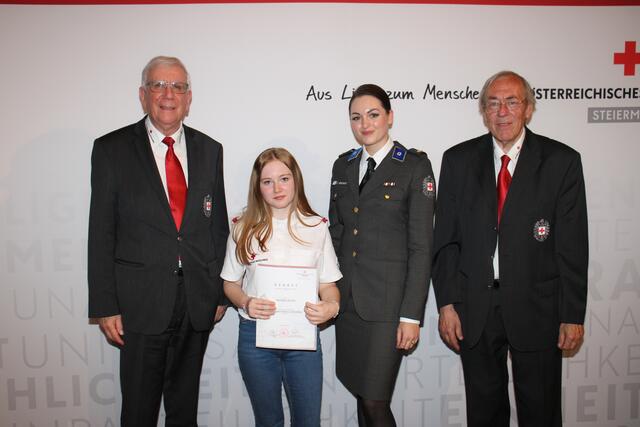 Auch junge Mitglieder des Roten Kreuzes wurden geehrt. | Foto: Cescutti