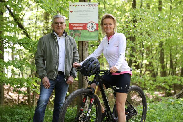 "Respektiere deine Grenzen" bitte auch im Sommer: Landesrat Josef Schwaiger mit Kampagnen-Botschafterin Alexandra Meissnitzer. (Foto: Land Salzburg / Franz Neumayr 10.5.2022) | Foto: Land Salzburg / Franz Neumayr