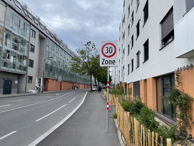 In der Hödlgasse gibt es seit neuestem durchgehend Tempo 30.  | Foto: Lisa Kammann
