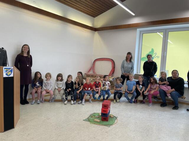 Kindergartenkinder eröffnen Festakt mit passendem Lied: "Wer will fleißige Handwerker sehen" | Foto: Martina Schweller