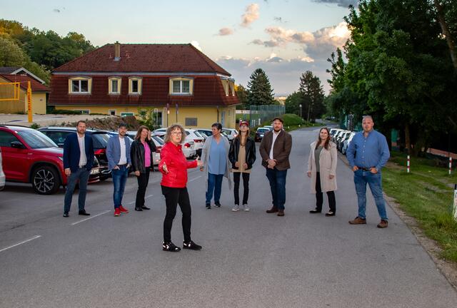Vordergrund GfGR Helga Ronge, dahinter Sascha Feichter, GfGR Daniel Musil, GR Brigitte Knierer, Eveline Eichberger, Maximilien Cerny, Emanuel Ronge und Susi Blojer zeigen die Stelle, an der sich die SPÖ die Geschwindigkeitsreduktion wünscht. | Foto: SPÖ