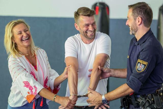 LPD-Pressesprecher Friedrich Stadlmayr bewies beim Training für die Schauspielerin vollen Einsatz. | Foto: LPD OÖ