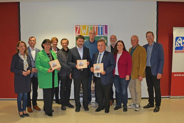 Begaben sich bei der Präsentation des 20. Zwettler Zeitzeichens auf Spurensuche zur Stadtmauer: Stadträtin KommR Anne Blauensteiner, MA, Stadtrat Ing. Gerald Gaishofer, Vizebürgermeister Andrea Wiesmüller, Stadtarchivarin Elisabeth Moll, MBA, Ass.Prof. Dr. Herwig Weigl, Dr. Thomas Kühtreiber, Fotograf Werner Fröhlich, Bürgermeister LAbg. ÖkR Franz Mold, Georg Walter (waltergrafik), Stadträtin LAbg. Mag. Silvia Moser, MSC, Stadtrat DI Johannes Prinz und Stadtamtsdirektor-Stellvertreter Mag. (FH) Werner Siegl, MBA. | Foto: Stadtgemeinde Zwettl