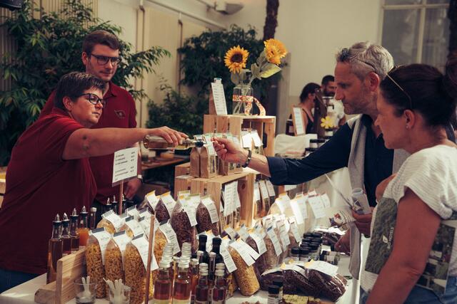 Verschiedene Bio Landwirtinnen und Landwirte zieht es in die Innere Stadt. An beiden Tagen lässt sich ideal der Wochenendeinkauf erledigen. | Foto: Alex Gotter
