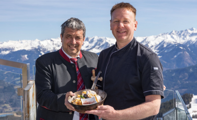 Wolfgang Weiss (Hoteldirektor) &amp; Markus Trojer (Küchenchef) präsentieren zum Saisonstart unter dem Motto "Das Beste aus Österreich" köstlichen Kaiserschmarren mit traumhaften Blick auf die imposante Bergkulisse.  | Foto: Nikolaus Faistauer Photography