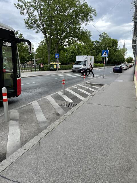 Beim Schutzweg in der Endresstraße sollen unter anderem Poller für die nötige Sicht sorgen.  | Foto: Lisa Kammann