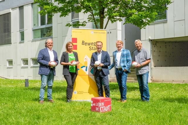 Auftakt für die Heimspielsaison in den Wohnsiedlungen. Im Bild: v.l.n.r.: Bernhard Huber (gswb), Evelyn Wörndl (SOS-Kinderdorf), Bürgermeister Bernhard Auinger, Heiko Rammler (Die Salzburg) und Christian Wimmer (Salzburg Wohnbau) | Foto: Stadt Salzburg/Rocio Escabosa